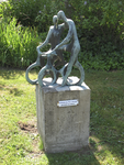905393 Afbeelding van het kleine bronzen beeldhouwwerk met twee fietsers, geschonken door Th.E. Niemeijer grootvader ...